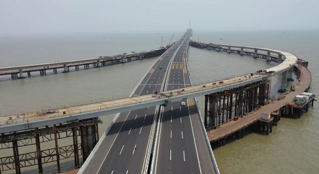 建设中的青岛海湾大桥