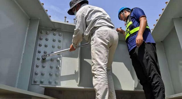 日兰巨菏改扩建项目首件钢混凝土桥面板浇筑