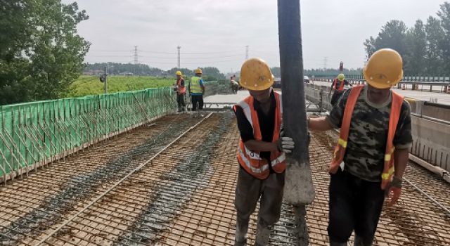 日兰巨荷二标二工区主线桥面铺装顺利完成