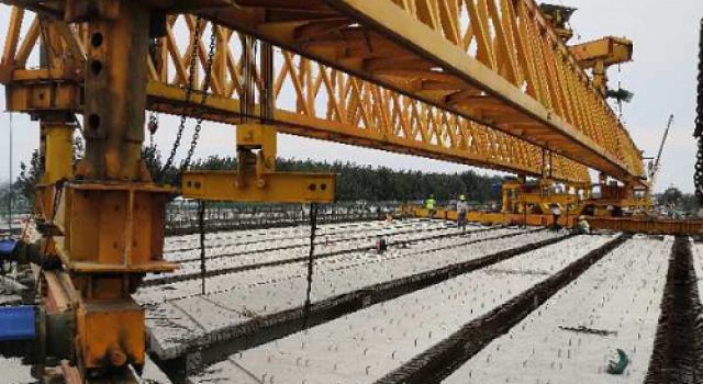 京沪高速六标段兖石铁路分离右幅梁板架设完成