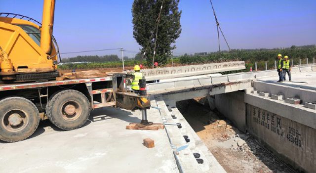 日兰高速巨菏段改扩建项目老桥换板进展顺利