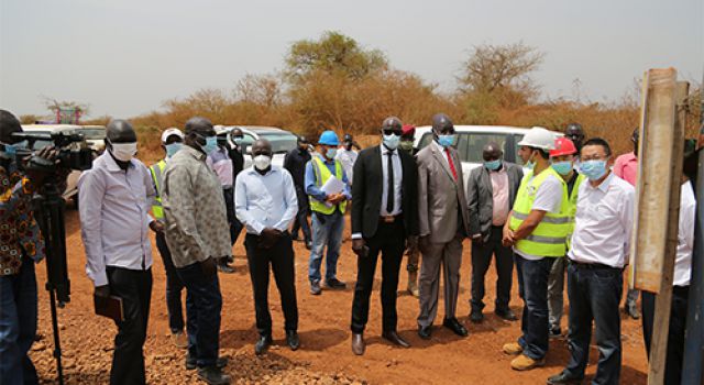 南苏丹路桥部部长西蒙视察朱巴至伦拜克项目