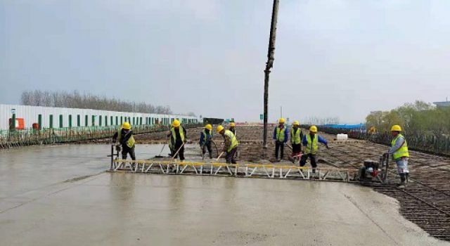 日兰高速S242分离立交钢混组合梁桥面板顺利浇筑