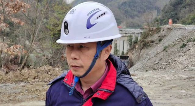 四川九绵高速LJ24合同段安全管理人员配备智能安全帽