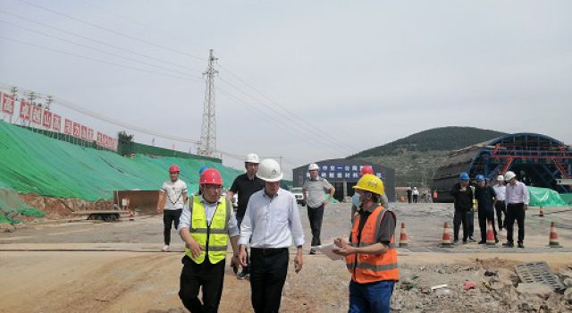 山东高速集团公司和基础设施公司对济潍高速隧道工程进行检查