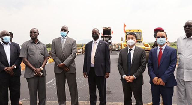 南苏丹副总统塔班一行视察朱巴至伦拜克项目