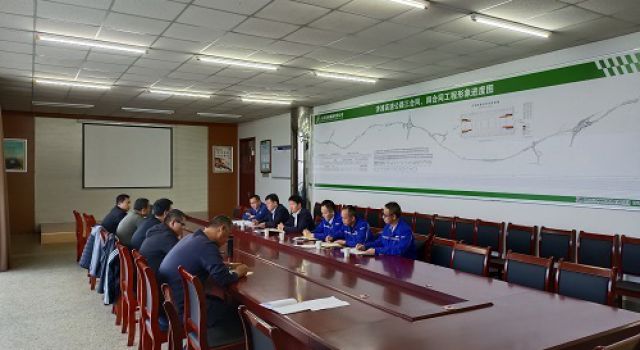 济南至潍坊高速公路工程第二驻地办组织三合同招开施工调度会