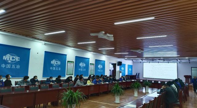 济潍高速二驻地办组织召开路面施工技术交流会