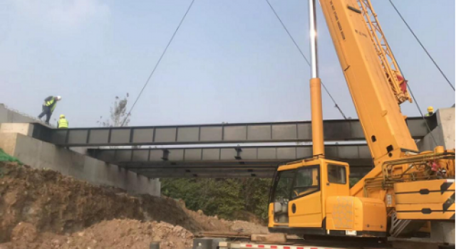 陈党线河南村西段改建工程西巴漏河大桥17米钢梁吊装工作顺利完成