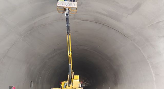 沂邳线总监办组织对彩板峪隧道二次衬砌进行拱顶检测