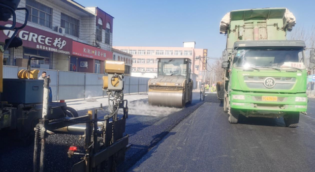 姜萌路北延道路建设工程沥青路面摊铺工作顺利完成