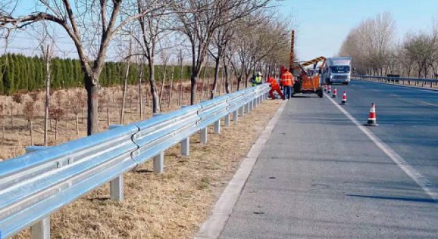 德州市S101济德线公铁并行路段交安设施提升工程波形梁护栏试验段施工