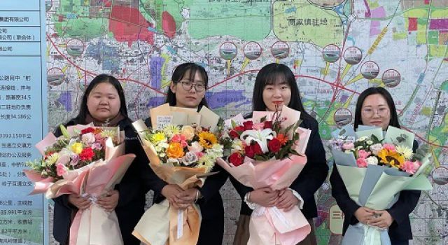济潍高速第二驻地办组织三八妇女节送鲜花活动