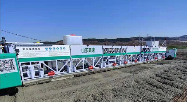 济潍高速尚庄特大桥桥面铺装首件顺利完成