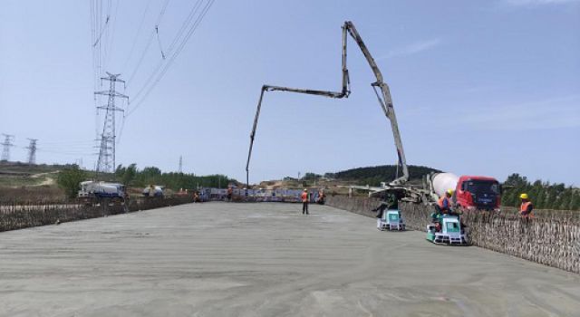 济潍高速项目四合同桥面铺装大面积召开施工