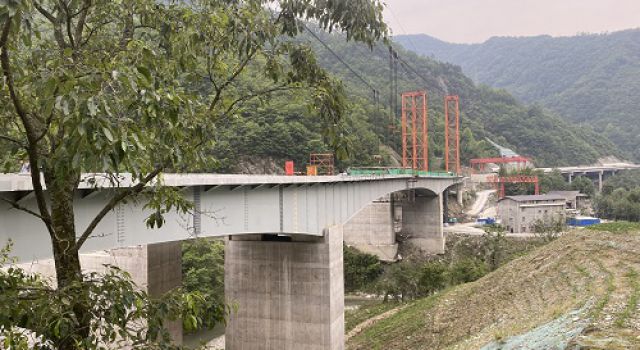 四川九绵高速LJ25合同段阳塘坝大桥左幅钢箱梁吊装顺利合拢