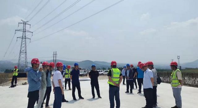 济潍项目总监办组织全线施工、监理单位 到四合同观摩学习桥面铺装施工 