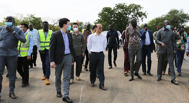 南苏丹部长团参观考察朱巴至伦拜克公路项目