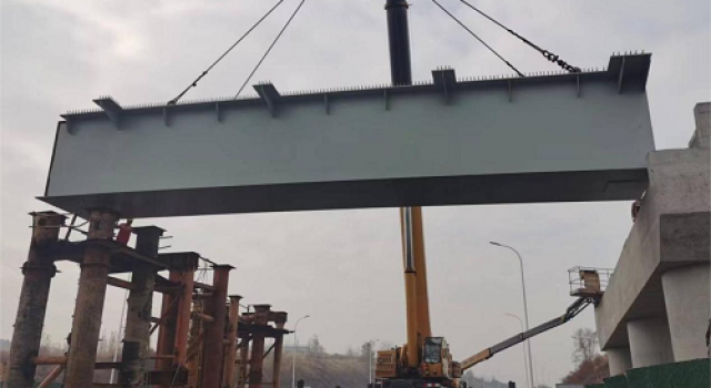 济潍高速四标进行淄川南互通立交桥钢箱梁架设作业