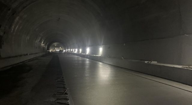 四川九绵高速LJ25合同段平南隧道进口左洞路面混凝土全部浇筑完成