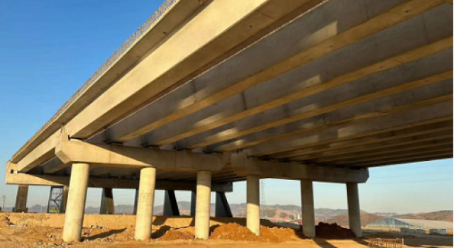 临临高速第八标段首座大桥箱梁架设完成