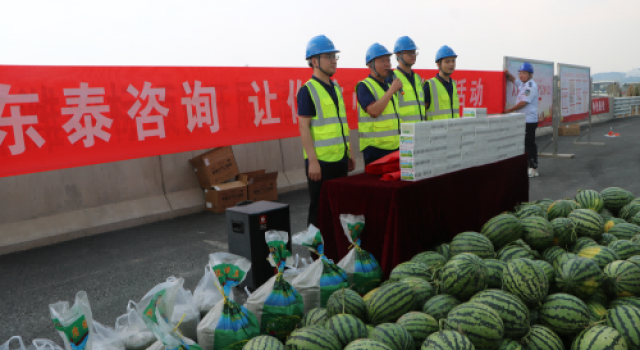 济潍高速第二驻地办为一线工人送清凉活动