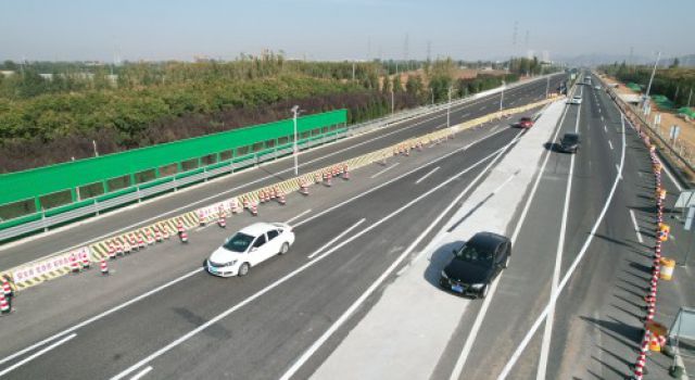 济广高速公路济南至菏泽段改扩建工程施工二标右幅一二工区顺利完成交通导改转序工作