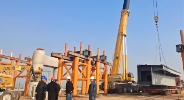 许昌绕城高速三标段首片钢箱梁开始架设安装 