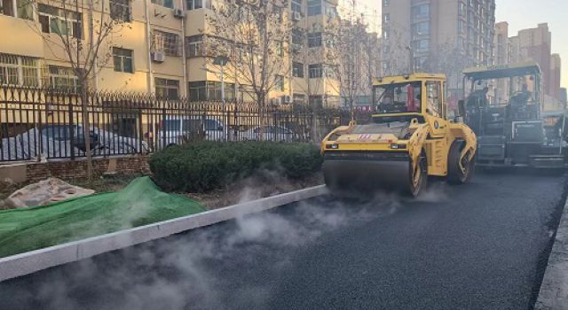 庆云县青年街提升改造工程迎来冬季沥青面层施工
