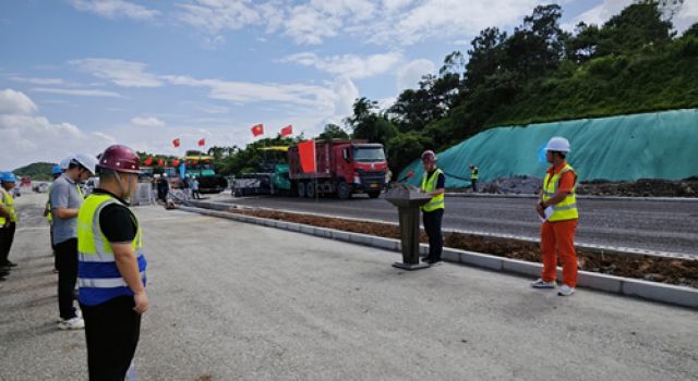 东泰咨询钦州北过境线公路项目沥青下面层试验段顺利摊铺